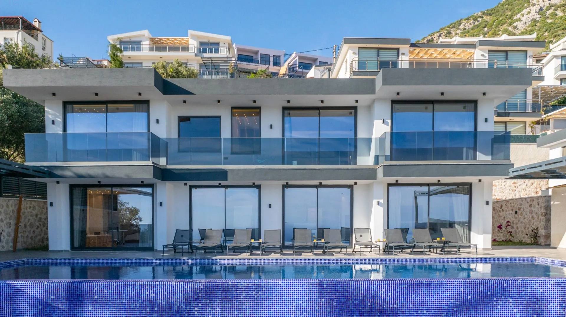 Villa Elit 3 Soldaki