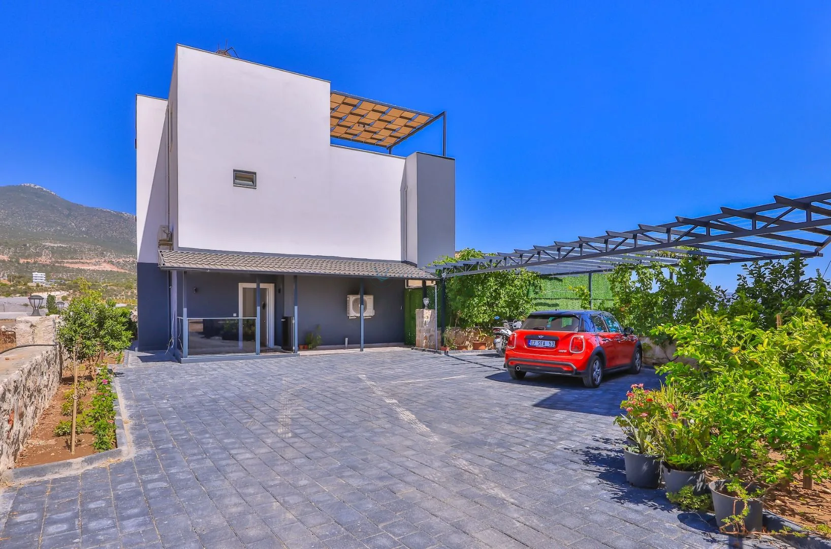 Villa Lalezar
