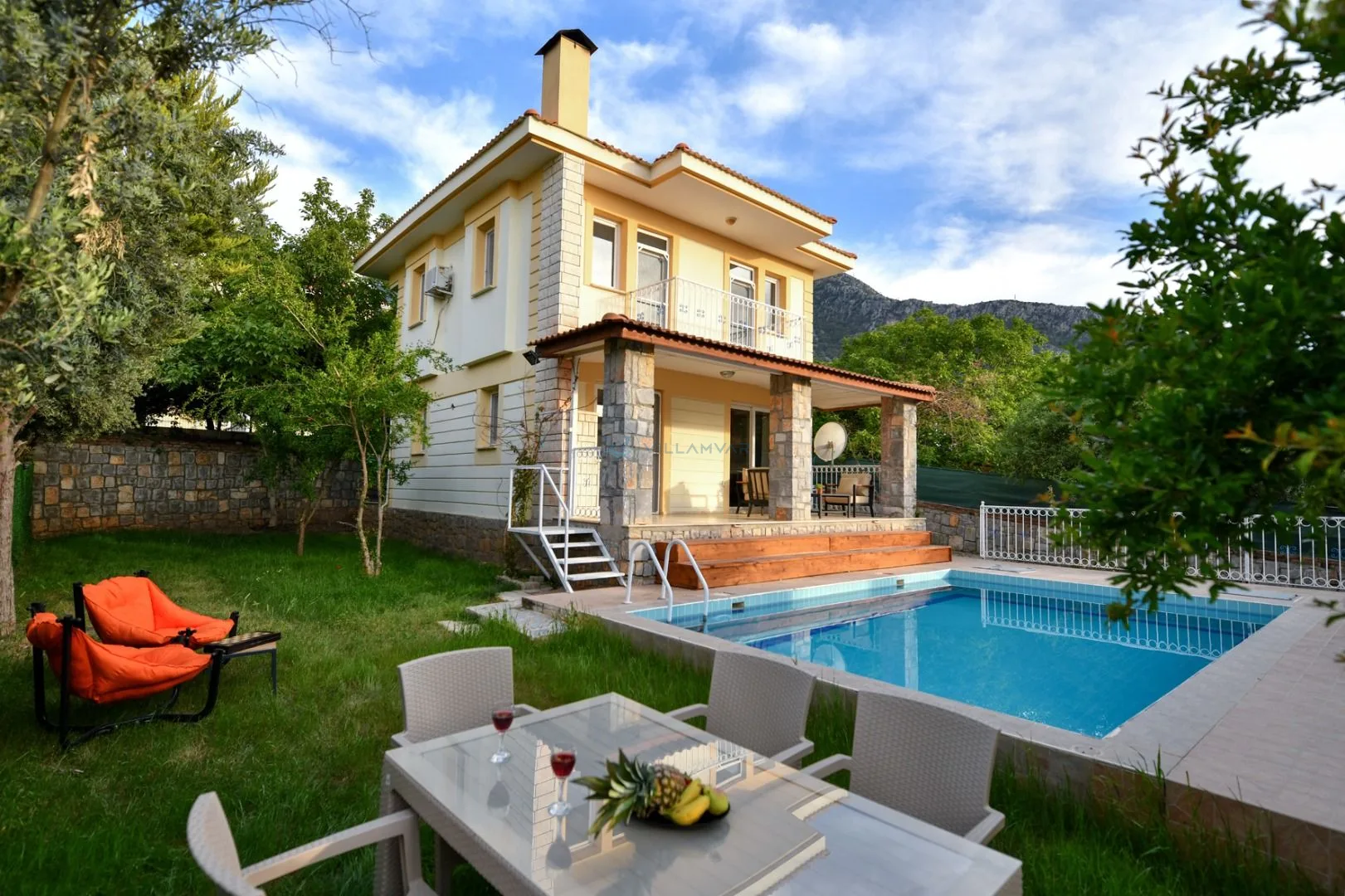 Villa Almond