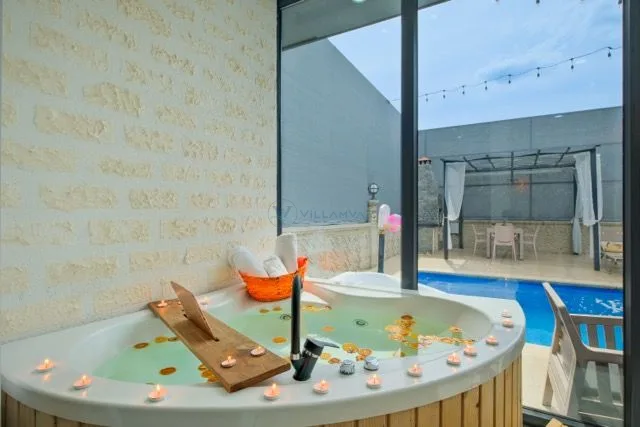 Crystal De-Luxe Villa